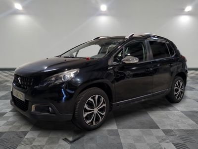 la photo d'une voiture noire garée dans un garage