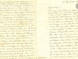 un vieux document sur lequel figurent des inscriptions est ouvert à une page