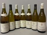 six bouteilles de vin sont alignées sur une table