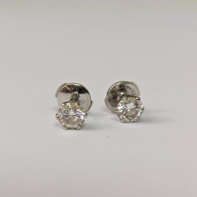 une paire de boucles d'oreilles en diamant sur fond blanc