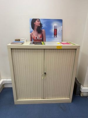 une armoire sur laquelle est posée la photo d'une femme