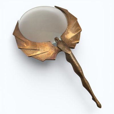 David DUMAS (XXème) Loupe en bronze figurant un femme ailée,…