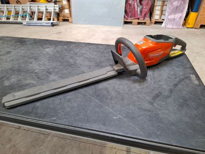 une tronçonneuse posée sur une table dans une pièce