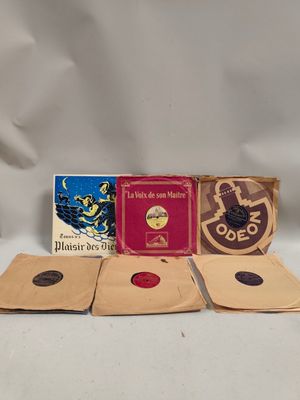 trois livres et un sac posés sur une table blanche