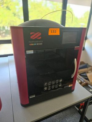 un micro-ondes posé sur une table devant une fenêtre