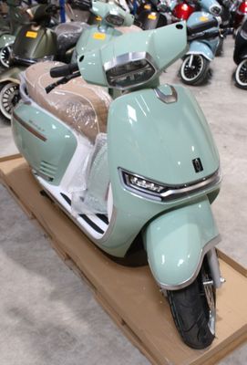 un scooter exposé dans un showroom