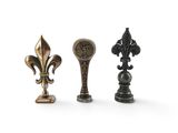 Trois types différents d'objets décoratifs sont présentés sur une surface blanche
