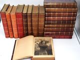plusieurs vieux livres sont empilés sur une table