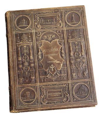 un vieux livre dont la couverture est ornée de motifs élaborés