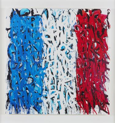 une peinture représentant un drapeau rouge, blanc et bleu, peinte sur un mur blanc