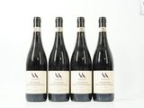 quatre bouteilles de vin sont alignées sur une surface blanche