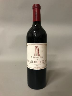 une bouteille de vin posée sur une table