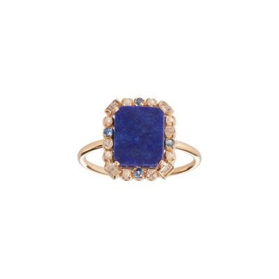 une bague en or sertie d'une pierre bleue entourée de diamants bleus et blancs