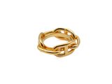 La bague en chaîne dorée est composée d'un seul maillon