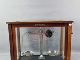 une vitrine en verre avec une horloge à l'intérieur