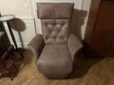 une chaise qui se trouve dans le coin d'une pièce