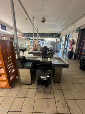 une photo d'un magasin où de nombreux articles sont éparpillés sur le sol