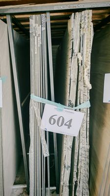 de nombreux types de métaux différents dans une zone de stockage
