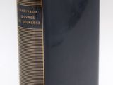 un livre noir surmonté d'un ruban bleu