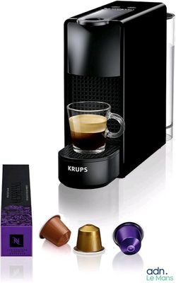 une machine à café noir avec une tasse de café à côté