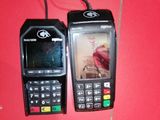 deux téléphones portables branchés sur un chargeur