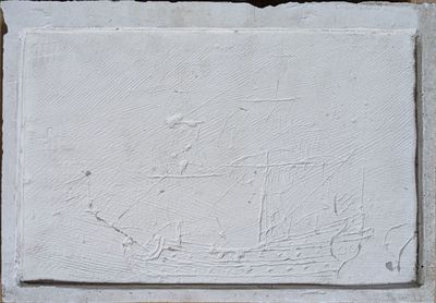 une image représentant un tableau représentant un bateau accroché au mur