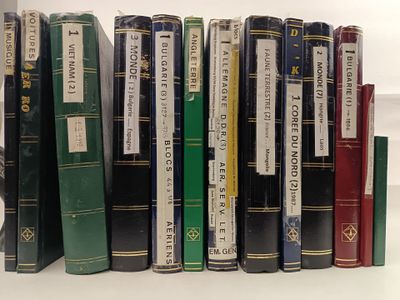 un grand nombre de livres alignés sur une étagère