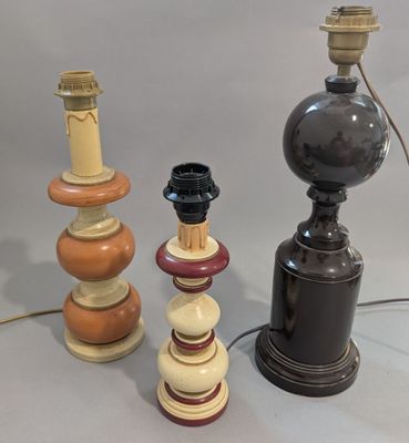 trois types différents de pièces d'échecs sur la table