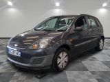 une photo d'une Ford Fiesta grise garée dans un garage