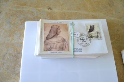 une pile de timbres posée sur une feuille de papier