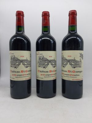 trois bouteilles de vin rouge posées côte à côte sur une table