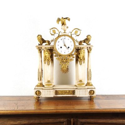 une horloge posée sur une table