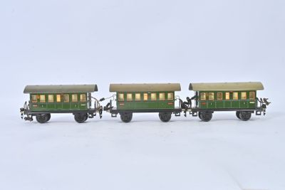 deux petits trains verts posés côte à côte sur une surface blanche
