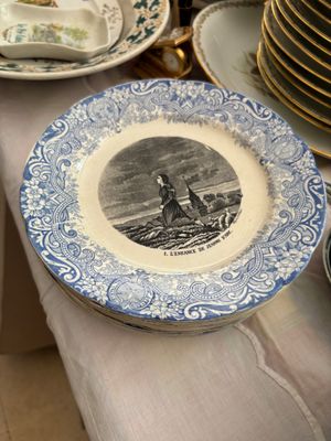 une table sur laquelle sont posées de nombreuses assiettes