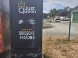 une enseigne de restaurant français au bord de la route