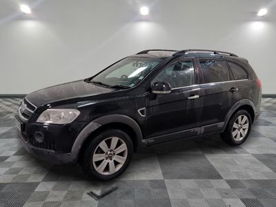 une photo d'un 4x4 noir garé dans un garage