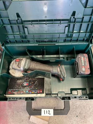 une boîte à outils contenant des outils et une boîte contenant des outils