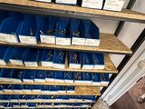 de nombreux bacs bleus sur les étagères de la pièce