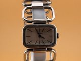 deux montres posées l'une sur l'autre sur un support