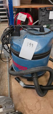 un aspirateur bleu posé par terre