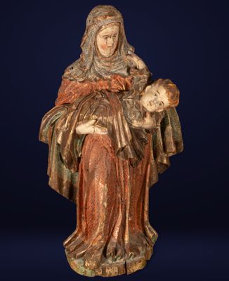 une statue représentant une femme tenant un crâne dans ses mains