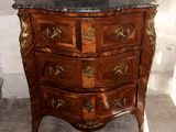 une commode en bois avec un plateau en marbre