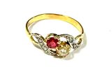 gros plan d'une bague en or avec une pierre rouge