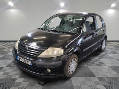 la photo d'une petite voiture noire garée dans un garage
