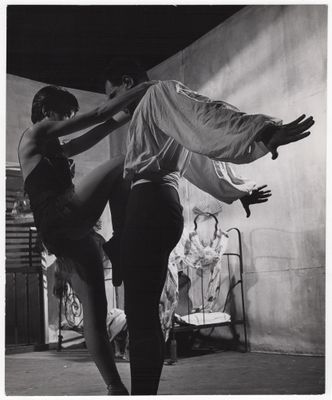 photographie en noir et blanc d'un homme et d'une femme en train de réaliser une figure