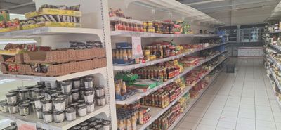 de nombreux rayons du magasin regorgent de produits alimentaires
