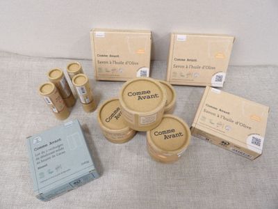 de nombreux récipients contenant de la nourriture posés sur une table