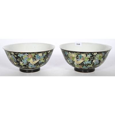 une paire de bols noirs et verts décorés de fleurs