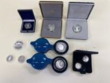 Plusieurs types différents d'argent et de pièces d'argent se trouvent dans un coffret