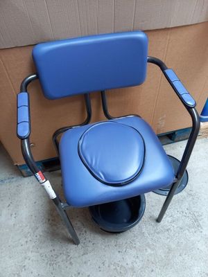 une chaise bleue avec une assise bleue, posée par terre